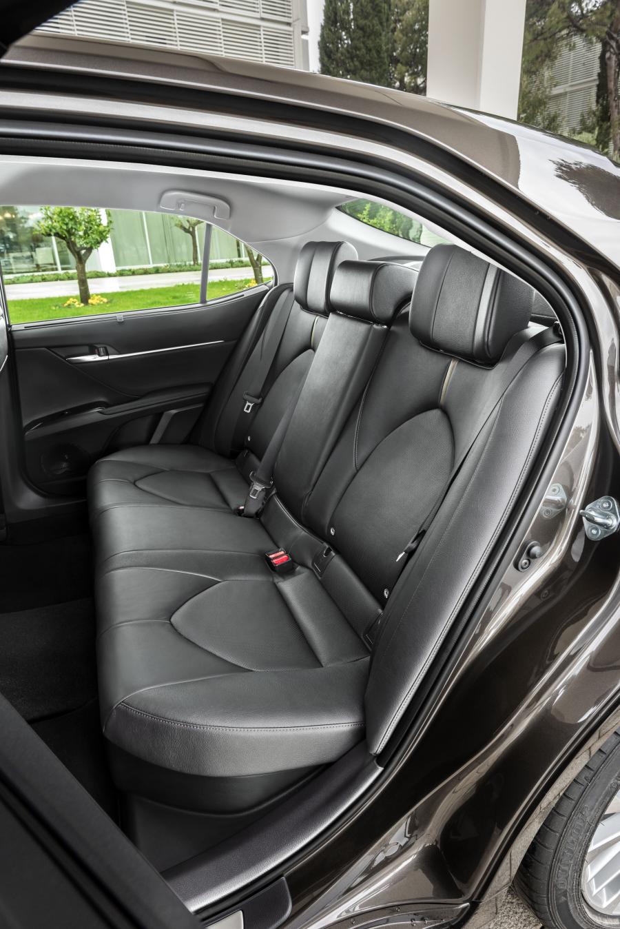 Интерьер Toyota Camry Hybrid 2019 года  (EU) (фото 19 из 45)
